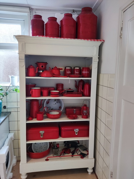Verzameling rood emaille