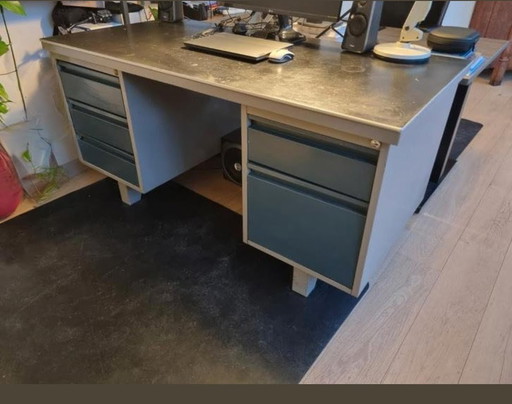 Escritorio de acero robusto