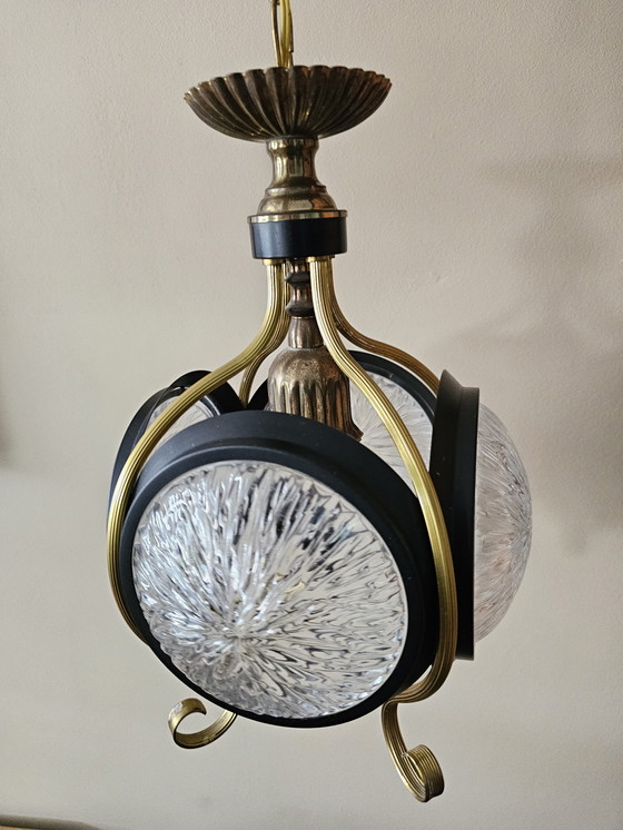 Image 1 of Lampada a sospensione vintage in ottone e nero con 4 paralumi in vetro