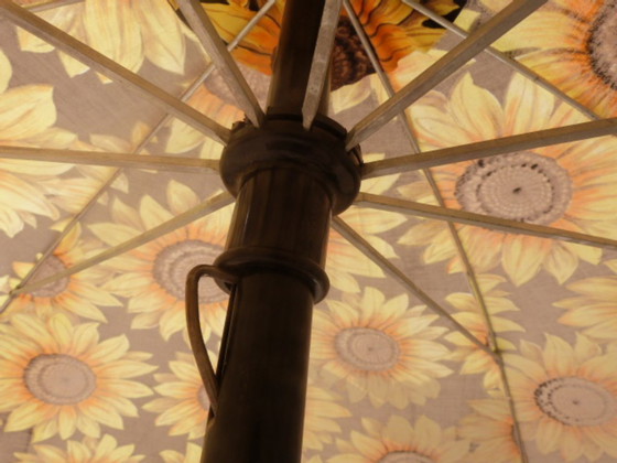 Image 1 of Vintage kantelbare parasol met franjes en zonnebloemmotief - jaren 70/80 - Sauvagnat, gemaakt in Frankrijk