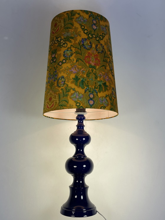 Image 1 of Lampe de table, base en faïence bleue, abat-jour fleuri. Allemagne 1980's