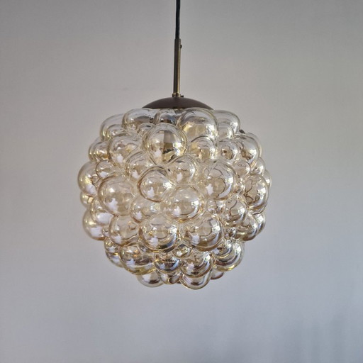 Vintage glazen bubbel hanglamp van Glashutte Limburg. Ontwerp van Helena Tynell. Glas en messing. 1960, Duitsland.