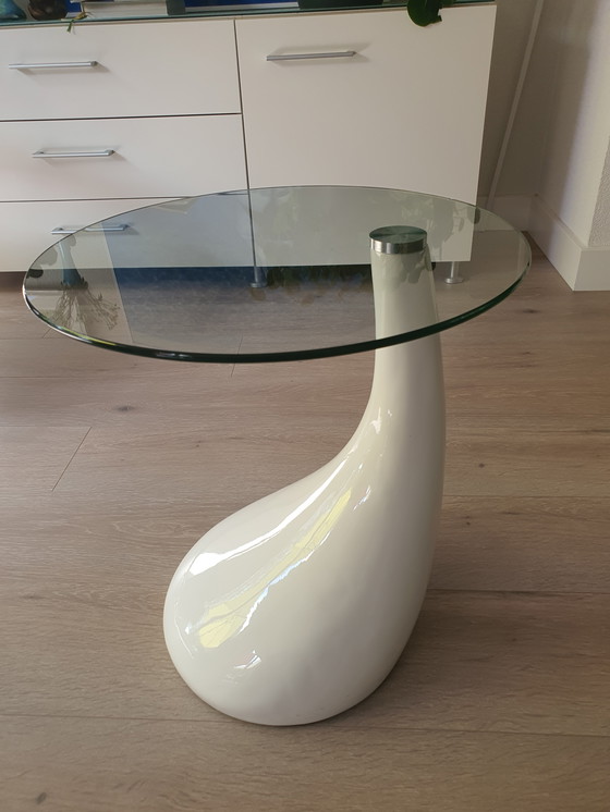 Image 1 of Table d'appoint moderne au design ludique, autour d'une table en verre