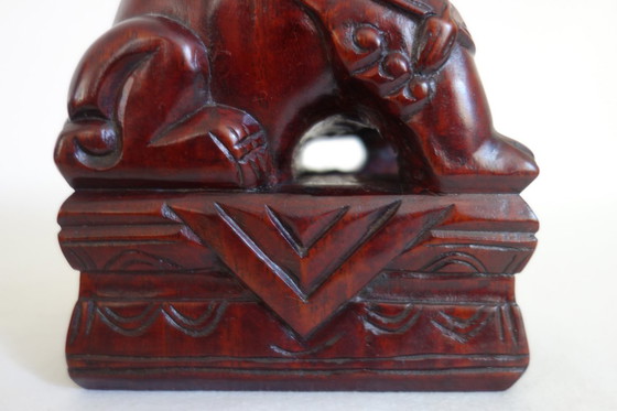 Image 1 of Een paar vintage Chinese houten Foo-honden