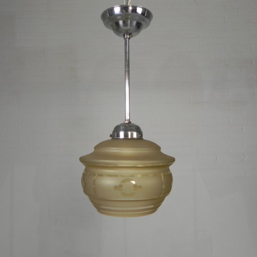 Art Deco hanglamp, geetste glazen kap met geometrische motieven, jaren 30