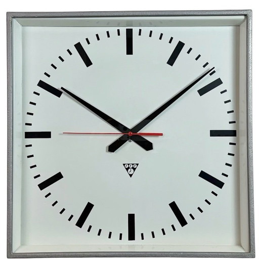 Reloj de pared cuadrado gris grande de Pragotron, años 70