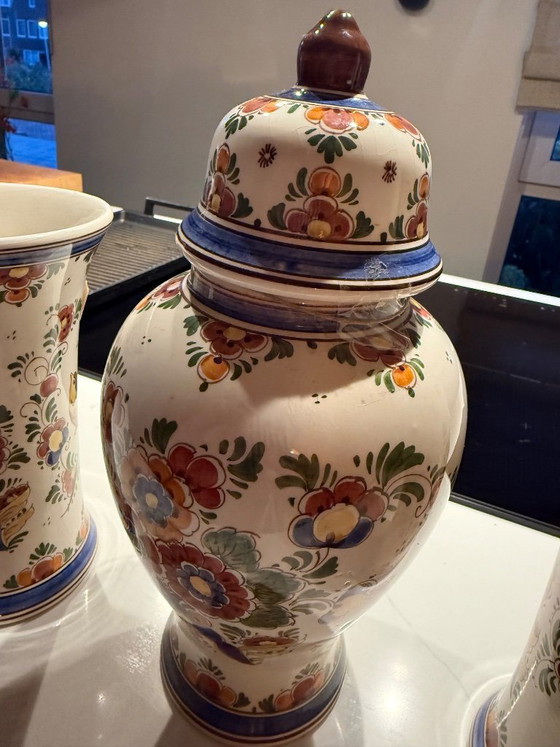 Three-Piece Hand-Painted Delft Polychrome Cabinet Set in Excellent Condition – Vases, Ceramic (photo 9 of 10)