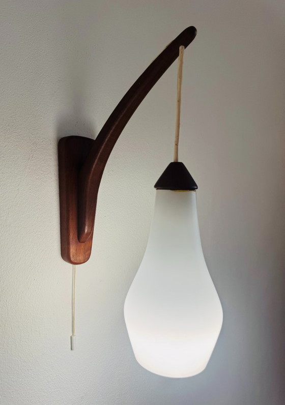 Image 1 of Applique Murale à Un Bras en Verre Opalin par Uno & Östen Kristiansson pour Luxus, Suède, 1960s