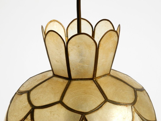 Image 1 of Zwei sehr elegante, atemberaubend schöne Pendelleuchten im Mid-Century-Modern-Stil aus Capiz-Muscheln