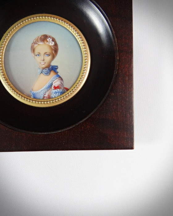 Image 1 of Ritratto in miniatura "La jeune fille au bal" di Perronneau dipinto a mano a guazzo del XIX secolo