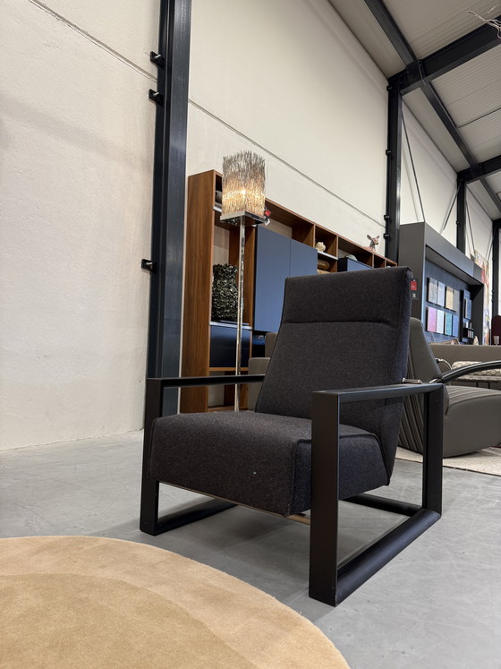 Image 1 of Sillón alto Montis Dickens con tapizado en color antracita.