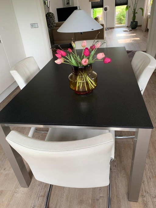 Leolux stoelen en eetaffel