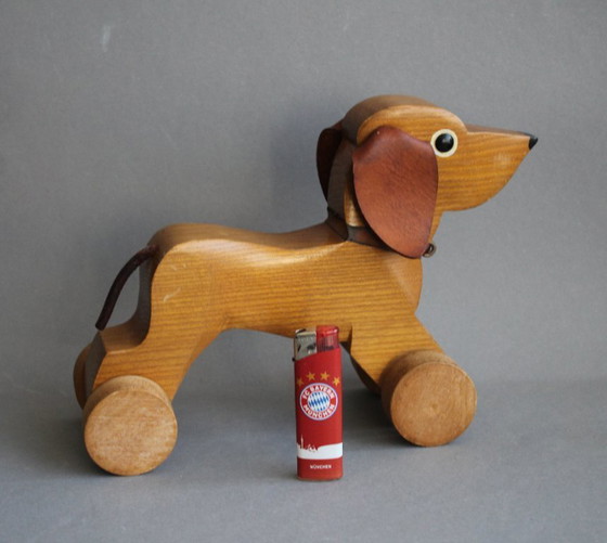 Image 1 of Giocattolo a forma di bassotto da tirare con orecchie in pelle, figura in legno, decorazione vintage, vecchio giocattolo