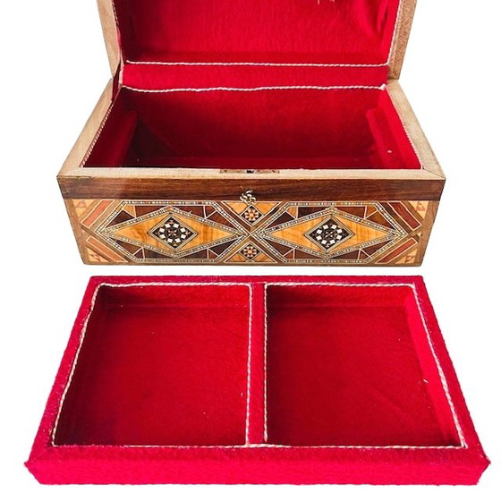 Image 1 of Portagioie vintage XL Khatam in legno geometrico con serratura, intarsi in madreperla, anni '70