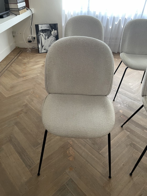 Image 1 of Sillas de comedor Gubi Beetle, totalmente tapizadas con base negra.