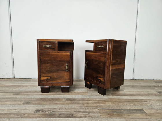 Image 1 of Art Deco nachtkastjes in walnoothout en messing.