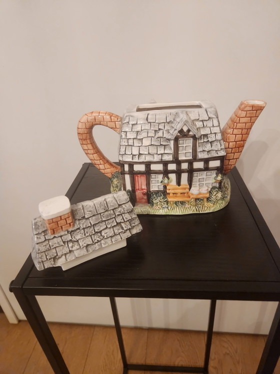 Image 1 of Zeldzame Vintage Annie Rowe Theepot – "The Crown" (The Village Collectables)