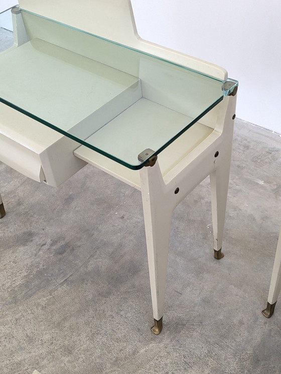 Image 1 of Mesilla de noche - Latón, Cristal, Madera - Pareja de mesillas de noche, de madera lacada en blanco, con tapa de cristal.