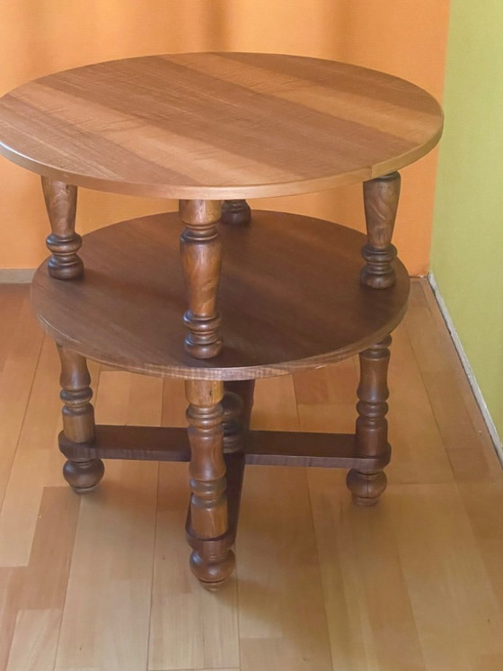 Image 1 of Großer runder gedrechselter Tisch