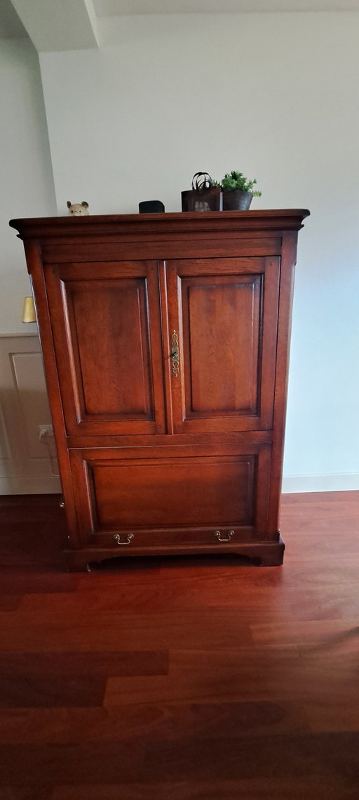Wunderschöner, stilvoller, klassischer TV-Schrank in warmem Kirschrot