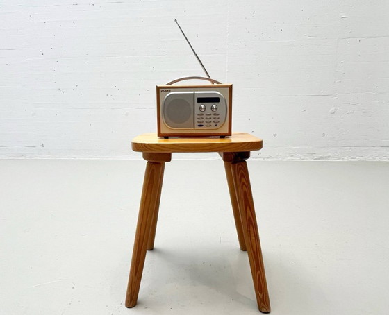 Image 1 of Zwitserse houten vierpootkruk gemaakt van dennenhout