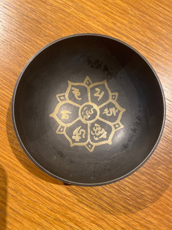 Image 1 of Klein metalen klankschaaltje met houten hamer – decoratief & meditatief