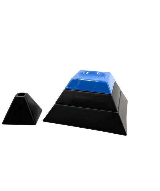 Image 1 of Cendriers empilés en céramique en forme de pyramide / centre de table, Amalgames France années 1980