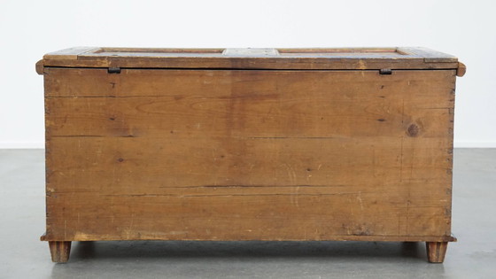 Image 1 of Le coffre de mariée/table basse antique peint à la main du 19e siècle
