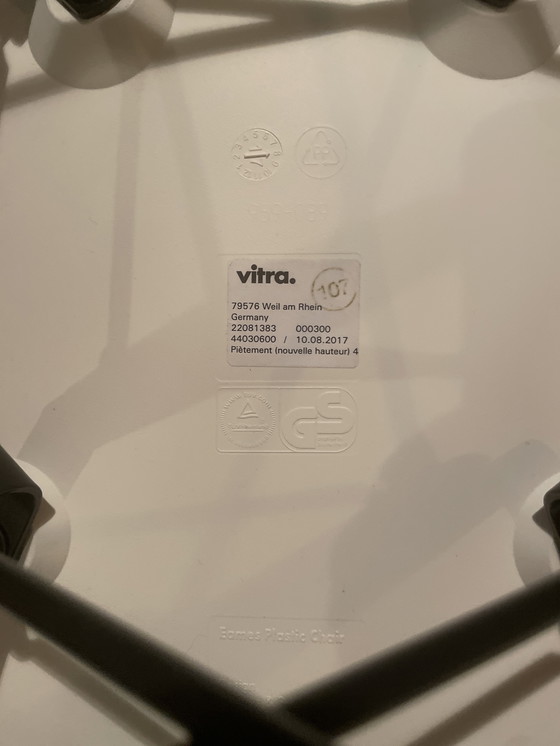 Image 1 of Original Charles Eames Table Vitra and 5 white Plastic Chairs Vitra with tangerine cushion