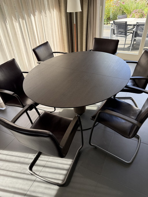 Runder Tisch, der sich zu einem Oval ausklappen lässt. 125-150/125-215. In gutem Zustand.