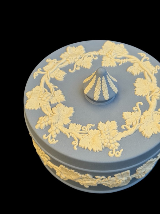 Belle boîte à bijoux porcelaine de Wedgwood 