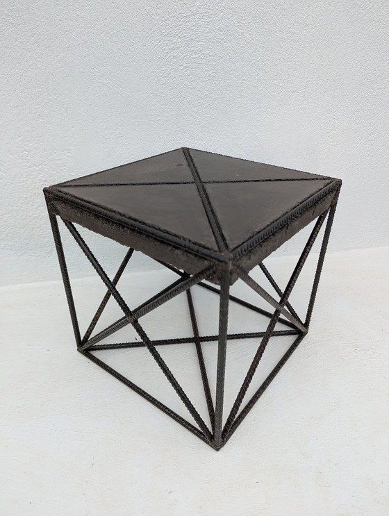 Image 1 of CUBE X Brutalistischer Skulpturentisch aus Beton und Stahl – Wallavibe Design