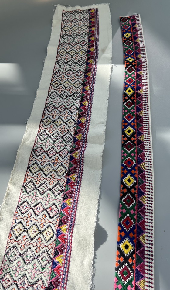 Image 1 of Twee Hongaarse randen met kleurrijk handborduurwerk met een folkloristisch patroon