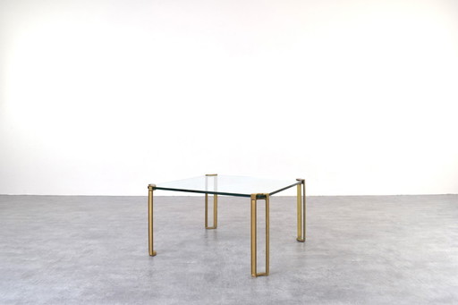 Table basse Hollywood Regency en laiton et verre par Peter Ghyczy, années 1970.