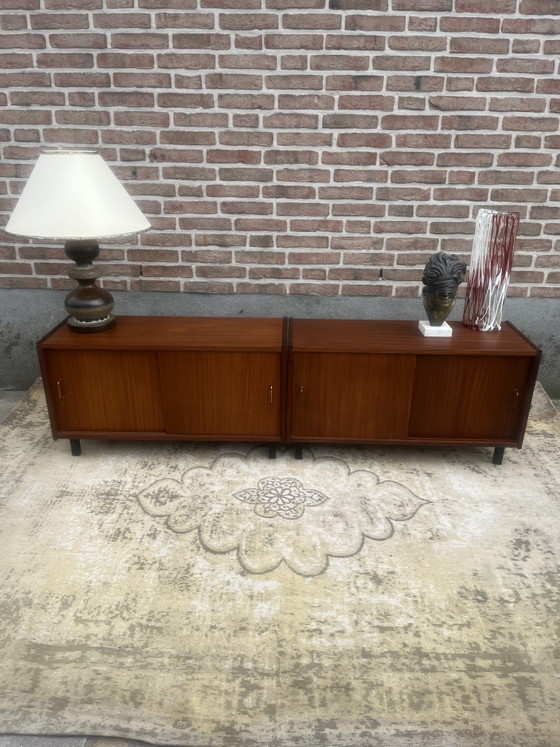 Image 1 of Mobile TV basso vintage in teak, un modello davvero fantastico con 4 ante scorrevoli.