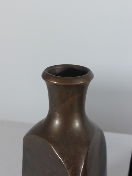 Image 1 of Kwintet van vier driehoekige messing vazen ​​met patina-afwerking.