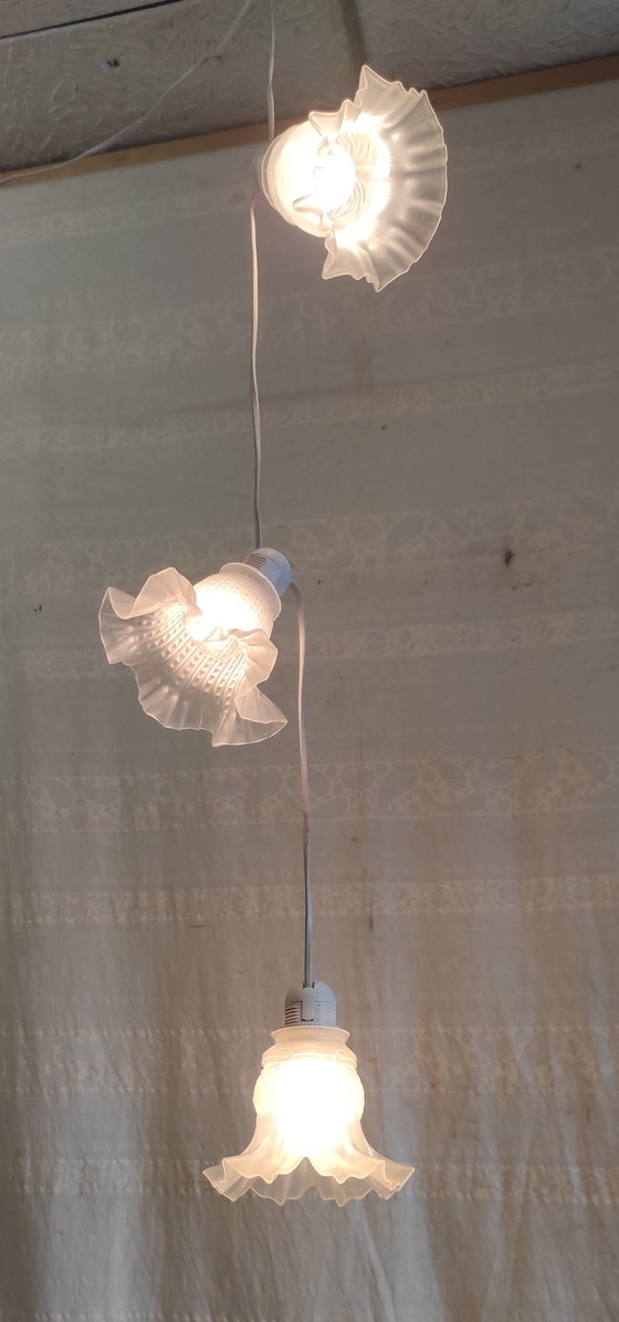 Image 1 of Tre lampade a sospensione a forma di tulipano in pasta di vetro - metà del XX secolo