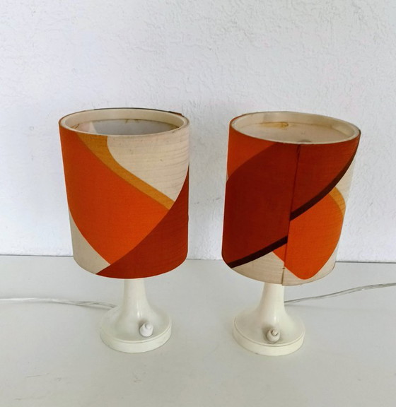 Ensemble de deux lampes de chevet des années 1960 – Plastic, Textile (photo 2 of 8)