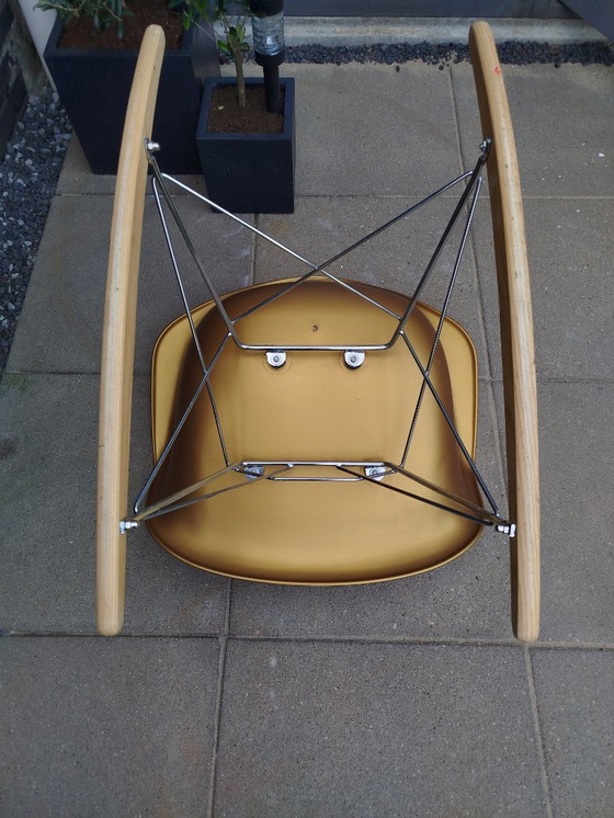 Image 1 of 1 sedia a dondolo dorata replica Eames