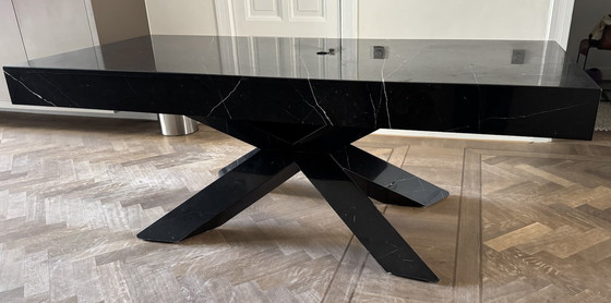 Image 1 of Mesa de mármol negro Timothy Oulton