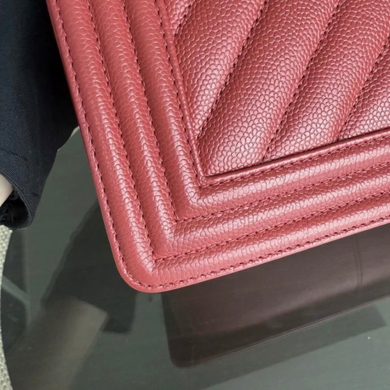 Image 1 of Chanel Boy Medium - 25CM Chevron Rood Goudkleurige Hardware Serie 25