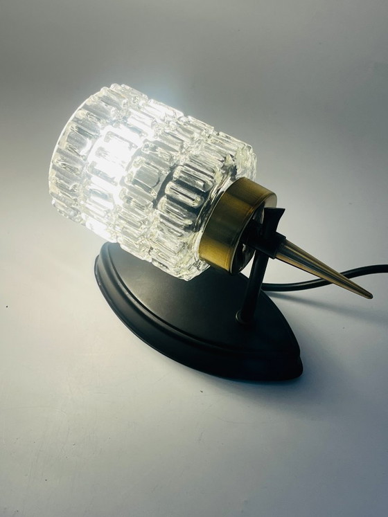 Image 1 of Een paar vintage wandlampen van getextureerd glas en messing, toegeschreven aan Maison Arlus.