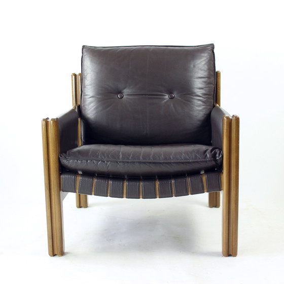 Image 1 of Bruine leren en walnoten lounge stoelen van TON, Tsjecho-Slowakije, set van 2