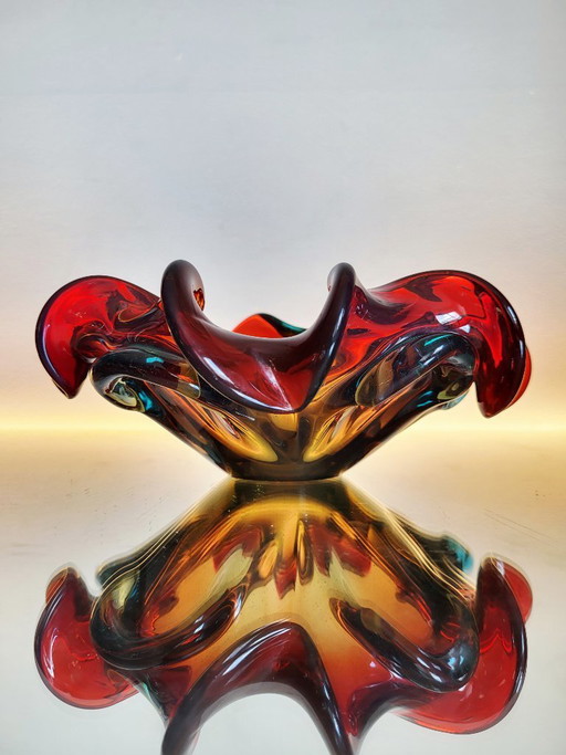 Bol de cristal multicolor de Murano, técnica Somserso, Italia, década de 1970.