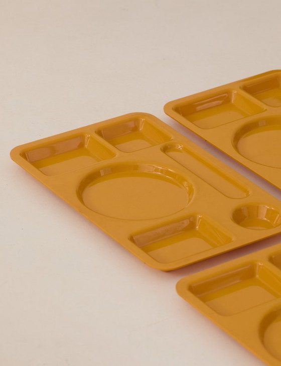 Image 1 of Set van 4 vintage gele dienbladen van Guzzini / Italië, circa 1970.
