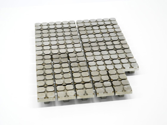 Image 1 of Grandi maniglie per porte di armadi in alluminio fuso dell'era spaziale del Mid Century 1960 - 26 pezzi - 2 misure