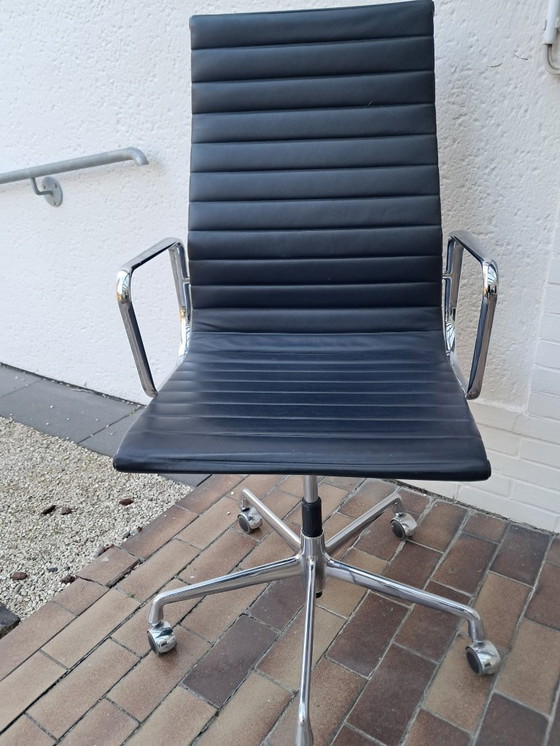 Image 1 of Vitra Eames Alu Chair, pelle