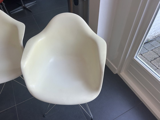 Image 1 of 4 Vitra Eams stoelen