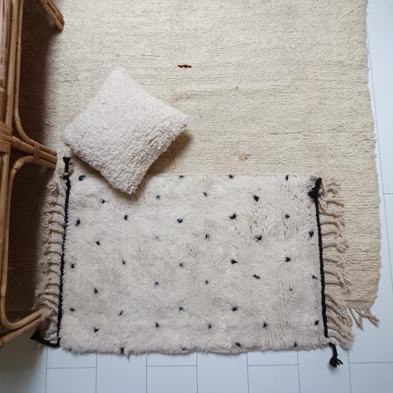 Image 1 of Beni Ouarain Berberteppich – handgefertigter marokkanischer Wollteppich in Elfenbeinweiß mit schwarzen Punkten