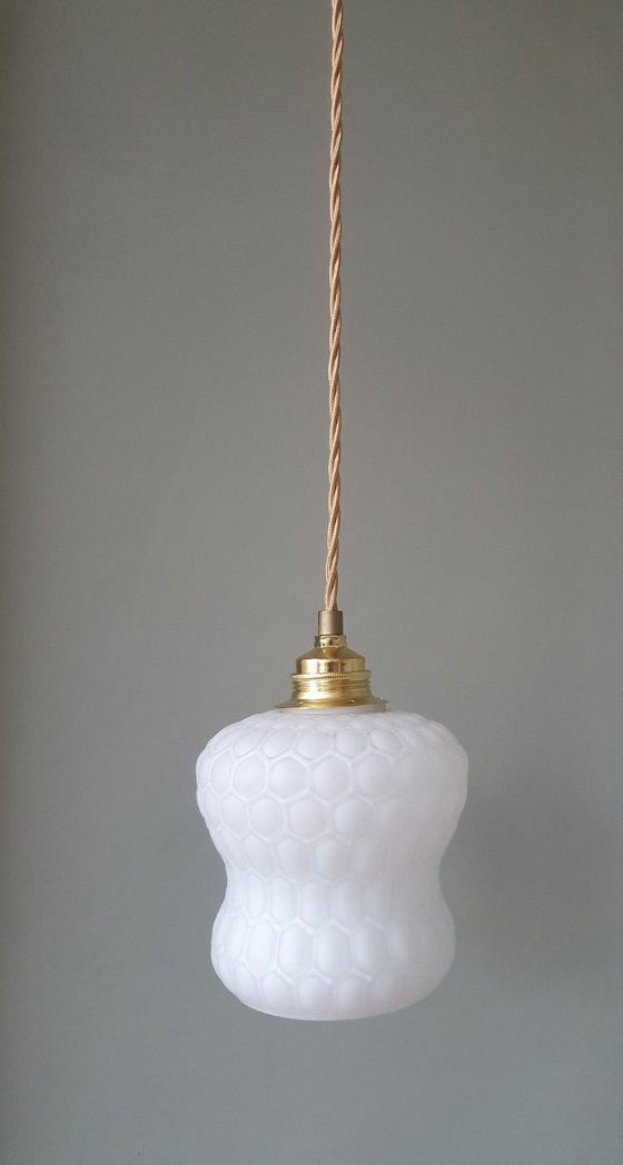 Image 1 of Set Vintage hanglampen -  opaline glas met honingraat textuur